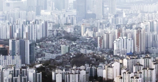 사진은 아파트에 둘러싸인 서울 단독·연립주택 밀집 지역 모습. <연합뉴스>